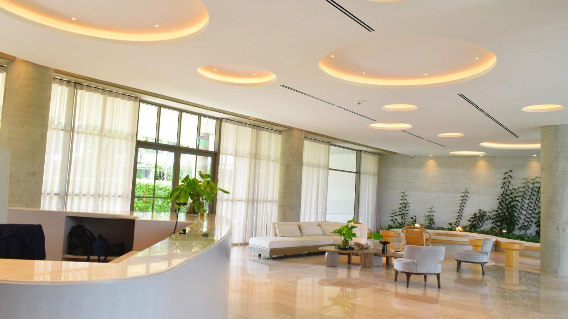 Luxury 2-bedroom With Breathtaking Ocean Views *